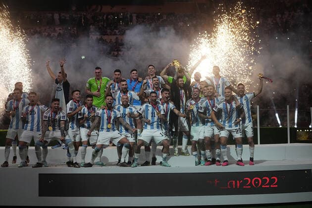 QAT, WM FIFA 2022, Finale, Argentinien vs Frankreich 18.12.2022, Lusail Iconic Stadium, Doha, QAT, WM FIFA 2022, Finale, Argentinien vs Frankreich, im Bild Die argentinische Mannschaft ist Weltmeister 2022, Argentina s forward Lionel Messi hält den WM Pokal in seinen Händen..