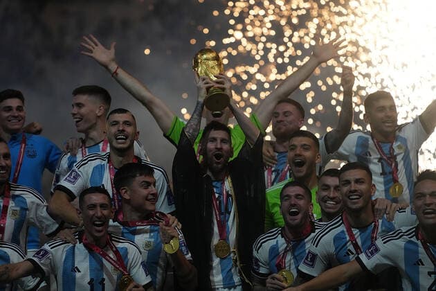 QAT, WM FIFA 2022, Finale, Argentinien vs Frankreich 18.12.2022, Lusail Iconic Stadium, Doha, QAT, WM FIFA 2022, Finale, Argentinien vs Frankreich, im Bild Die argentinische Mannschaft ist Weltmeister 2022, Argentina s forward Lionel Messi hält den WM Pokal in seinen Händen..