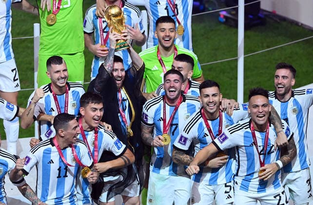 FUSSBALL WM 2022 Finale Argentinien - Frankreich 18.12.2022 Argentinien feiert sich als Weltmeister: Lionel Messi reckt den Pokal in die Hoehe und feiert mit seinen Mitspielern den Weltmeistertitel