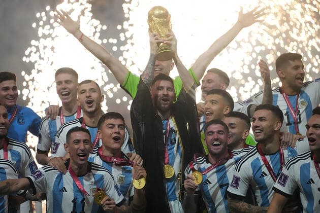 QAT, WM FIFA 2022, Finale, Argentinien vs Frankreich 18.12.2022, Lusail Iconic Stadium, Doha, QAT, WM FIFA 2022, Finale, Argentinien vs Frankreich, im Bild Die argentinische Mannschaft ist Weltmeister 2022, Argentina s forward Lionel Messi hält den WM Pokal in seinen Händen..