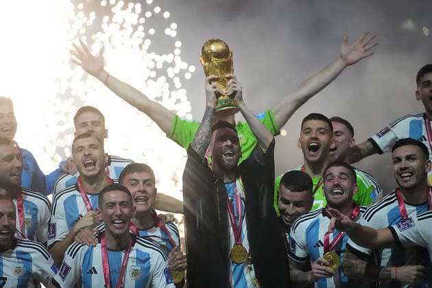 QAT, WM FIFA 2022, Finale, Argentinien vs Frankreich 18.12.2022, Lusail Iconic Stadium, Doha, QAT, WM FIFA 2022, Finale, Argentinien vs Frankreich, im Bild Die argentinische Mannschaft ist Weltmeister 2022, Argentina s forward Lionel Messi hält den WM Pokal in seinen Händen..