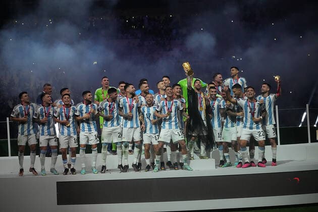 QAT, WM FIFA 2022, Finale, Argentinien vs Frankreich 18.12.2022, Lusail Iconic Stadium, Doha, QAT, WM FIFA 2022, Finale, Argentinien vs Frankreich, im Bild Die argentinische Mannschaft ist Weltmeister 2022, Argentina s forward Lionel Messi hält den WM Pokal in seinen Händen..