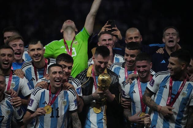 QAT, WM FIFA 2022, Finale, Argentinien vs Frankreich 18.12.2022, Lusail Iconic Stadium, Doha, QAT, WM FIFA 2022, Finale, Argentinien vs Frankreich, im Bild Die argentinische Mannschaft ist Weltmeister 2022, Argentina s forward Lionel Messi hält den WM Pokal in seinen Händen..