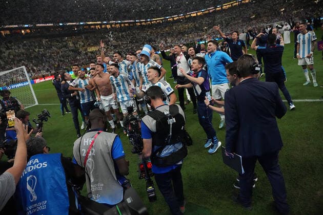 QAT, WM FIFA 2022, Finale, Argentinien vs Frankreich 18.12.2022, Lusail Iconic Stadium, Doha, QAT, WM FIFA 2022, Finale, Argentinien vs Frankreich, im Bild Die argentinische Mannschaft ist Weltmeister 2022, es wird mit den Fans gefeiert. Ganz vorne zu finden, Argentina s forward Lionel Messi .