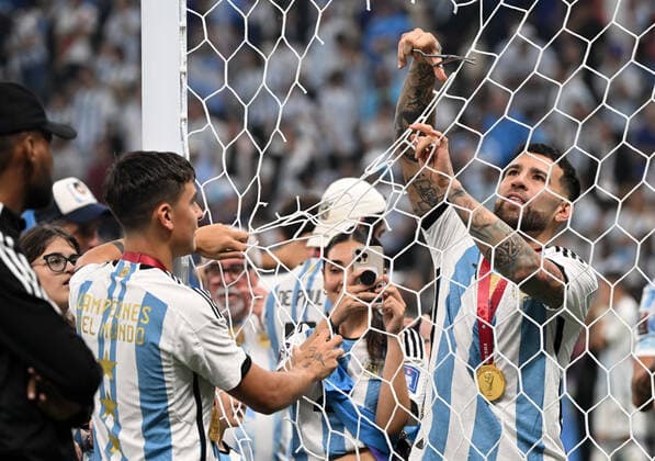 Sport Bilder des Tages Fussball, Herren, Saison 2022 23, WM in Katar, Finale, Argentinien - Frankreich im Lusail Iconic Stadium in Lusail, v. l. Paulo Dybala (Argentinien) und Nicolas Otamendi (Argentinien) schneiden sich Teile des Tornetzes als Erinnerungsstücke ab, 18.12. 2022, Copyright: xMatthiasxKochx