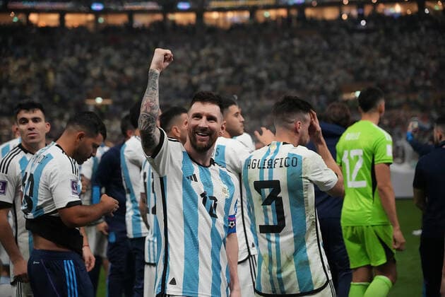 QAT, WM FIFA 2022, Finale, Argentinien vs Frankreich 18.12.2022, Lusail Iconic Stadium, Doha, QAT, WM FIFA 2022, Finale, Argentinien vs Frankreich, im Bild Die argentinische Mannschaft ist Weltmeister 2022, es wird mit den Fans gefeiert. Ganz vorne zu finden, Argentina s forward Lionel Messi .