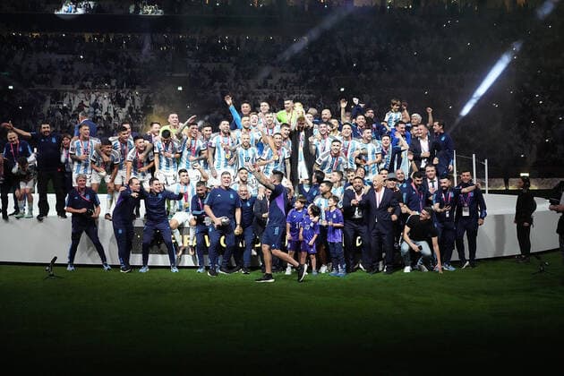 QAT, WM FIFA 2022, Finale, Argentinien vs Frankreich 18.12.2022, Lusail Iconic Stadium, Doha, QAT, WM FIFA 2022, Finale, Argentinien vs Frankreich, im Bild Die argentinische Mannschaft ist Weltmeister 2022, Argentina s forward Lionel Messi hält den WM Pokal in seinen Händen..
