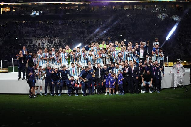 QAT, WM FIFA 2022, Finale, Argentinien vs Frankreich 18.12.2022, Lusail Iconic Stadium, Doha, QAT, WM FIFA 2022, Finale, Argentinien vs Frankreich, im Bild Die argentinische Mannschaft ist Weltmeister 2022, Argentina s forward Lionel Messi hält den WM Pokal in seinen Händen..
