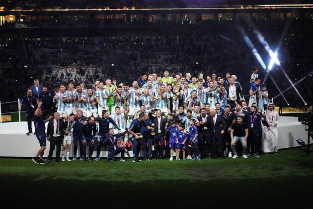 Sport Bilder des Tages QAT, WM FIFA 2022, Finale, Argentinien vs Frankreich 18.12.2022, Lusail Iconic Stadium, Doha, QAT, WM FIFA 2022, Finale, Argentinien vs Frankreich, im Bild Die argentinische Mannschaft ist Weltmeister 2022, Argentina s forward Lionel Messi hält den WM Pokal in seinen Händen.. *** QAT, World Cup FIFA 2022, Final, Argentina vs France 18 12 2022, Lusail Iconic Stadium, Doha, QAT, World Cup FIFA 2022, Final, Argentina vs France, in picture The Argentine team is the World Champion 2022, Argentina s forward Lionel Messi holds the World Cup trophy in his hands nordphotoxGmbHx xBratic nph00250