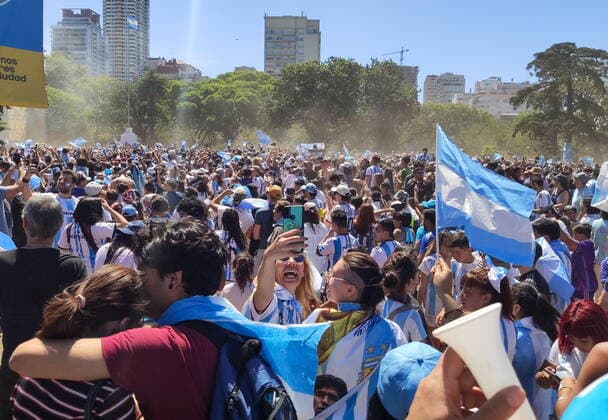 ARGENTINA, BUENOS AIRES - DECEMBER 18, 2022: Football fans watch a live broadcast of the 2022 FIFA World Cup, WM, Weltmeisterschaft, Fussball final between France and Argentina in Qatar. Yelena Kondratyeva TASS  56487206