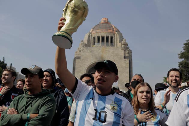 Argentine And French Fans at FIFA Fan Fest for World Cup Final An Argentinian man holds a replica of the World Cup during the FIFA Fan Fest Mexico on the esplanade of the Monumento a la Revolucion in Mexico City, on the occasion of the World Cup final between Argentina and France. Mexico City Mexico  Copyright: xGerardoxVieyrax originalFilename:vieyra-notitle221218_npBBM.jpg