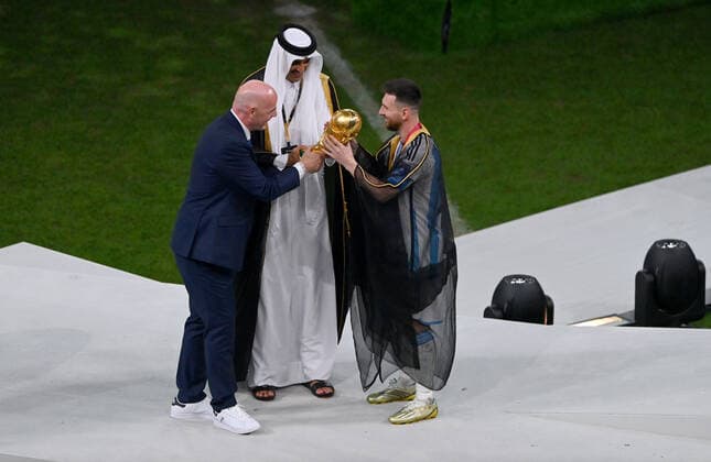 FUSSBALL WM 2022 Finale Argentinien - Frankreich 18.12.2022 Lionel Messi nimmt im Umhang (Bischt) den WM Pokal von Tamim bin Hamad Al Thani (Emir von Katar) und Fifa-Praesident Gianni Infantino entgegen *** FOOTBALL World Cup 2022 Final Argentina France 18 12 2022 Lionel Messi in cape Bischt receives the World Cup trophy from Tamim bin Hamad Al Thani Emir of Qatar and Fifa President Gianni Infantino