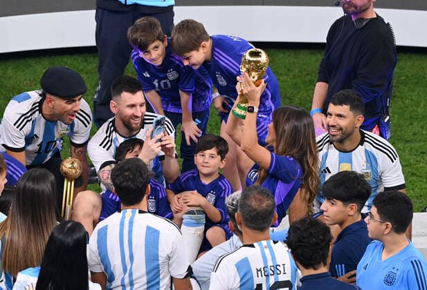 FUSSBALL WM 2022 Finale Argentinien - Frankreich 18.12.2022 Lionel Messi (Argentinien) fotografiert seine Ehefrau Antonella Roccuzzo mit WM Pokal