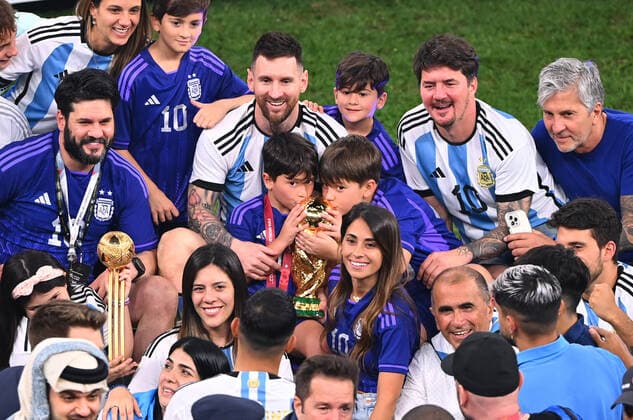 FUSSBALL WM 2022 Finale Argentinien - Frankreich 18.12.2022 Lionel Messi (Argentinien) jubelt und feiert mit Pokal und allen anderen