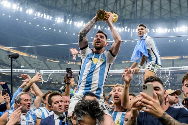 221218 Lionel Messi of Argentina celebrates with the FIFA World Cup, WM, Weltmeisterschaft, Fussball Trophy after winning the FIFA World Cup 2022 final between Argentina and France on December 18, 2022 in Doha. Photo: Joel Marklund BILDBYRAN kod JM JM0415 bbeng fotboll football soccer fotball vm fotbolls-vm fotball-vm fotbolls-vm 2022 fifa world cup 2022 final argentina frankrike france champions world champions FIFA World Cup Champions Gold medalist jubel celebration Copyright: JOELxMARKLUND BB221218JM221