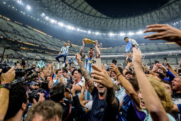 221218 Lionel Messi of Argentina celebrates with the FIFA World Cup, WM, Weltmeisterschaft, Fussball Trophy after winning the FIFA World Cup 2022 final between Argentina and France on December 18, 2022 in Doha. Photo: Joel Marklund BILDBYRAN kod JM JM0415 bbeng fotboll football soccer fotball vm fotbolls-vm fotball-vm fotbolls-vm 2022 fifa world cup 2022 final argentina frankrike france champions world champions FIFA World Cup Champions Gold medalist jubel celebration Copyright: JOELxMARKLUND BB221218JM224