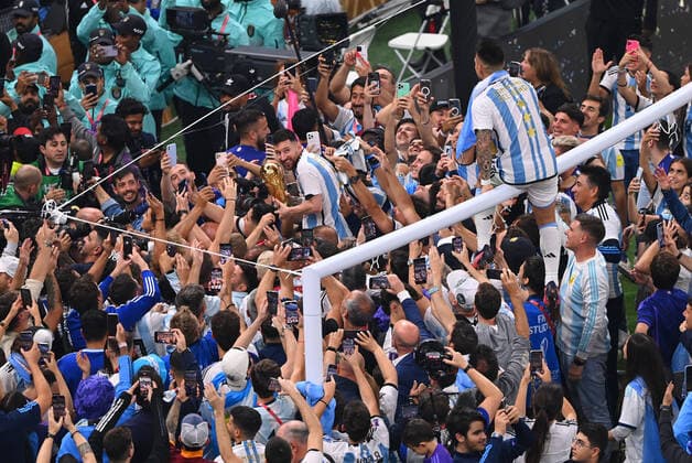 FUSSBALL WM 2022 Finale Argentinien - Frankreich 18.12.2022 Argentinien feiert sich als Weltmeister: Lionel Messi jubelt mit dem dem WM Pokal in der Masse