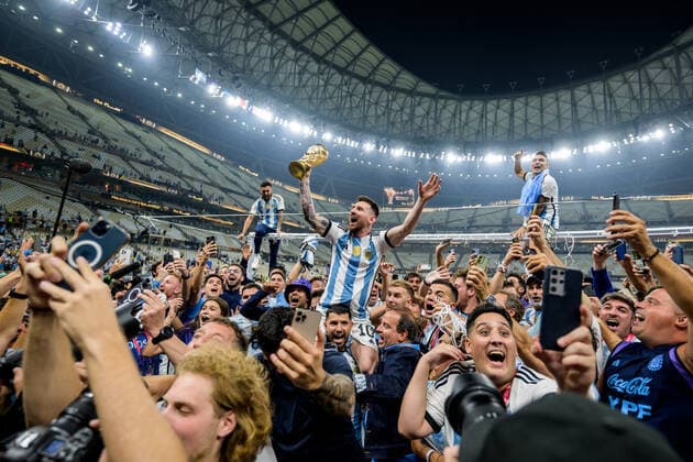 221218 Lionel Messi of Argentina celebrates with the FIFA World Cup, WM, Weltmeisterschaft, Fussball Trophy after winning the FIFA World Cup 2022 final between Argentina and France on December 18, 2022 in Doha. Photo: Joel Marklund BILDBYRAN kod JM JM0415 bbeng fotboll football soccer fotball vm fotbolls-vm fotball-vm fotbolls-vm 2022 fifa world cup 2022 final argentina frankrike france champions world champions FIFA World Cup Champions Gold medalist jubel celebration Copyright: JOELxMARKLUND BB221218JM237