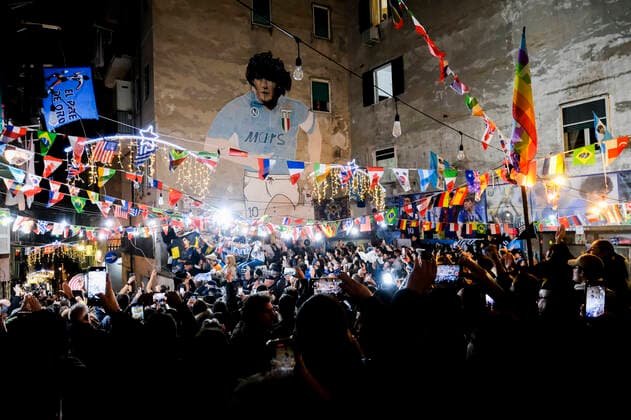 Sport Bilder des Tages the argentinean celebration victory wolrd cup in naples Argentina world champion in Naples the Argentinean community together with Neapolitans celebrate the victory of the selection under the historic mural of Diego Armando Maradona in the Spanish quarters ABPH6787 Copyright: xAntonioxBalascox
