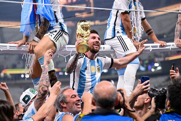 FUSSBALL WM 2022 Finale Argentinien - Frankreich 18.12.2022 Lionel Messi (Argentinien) mit dem WM Pokal.