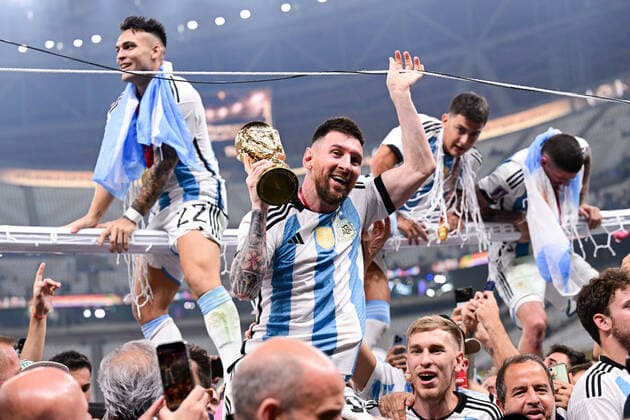 FUSSBALL WM 2022 Finale Argentinien - Frankreich 18.12.2022 Lionel Messi (Argentinien) mit dem WM Pokal.