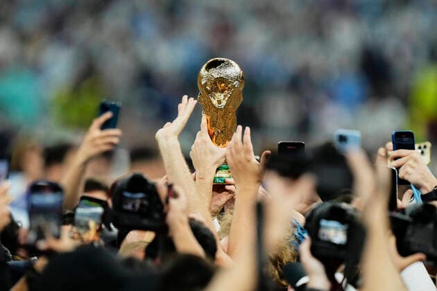 Bilder des Jahres 2022, Sport 12 Dezember Sport Themen der Woche KW50 Sport Bilder des Tages Argentina v France: Final - FIFA World Cup, WM, Weltmeisterschaft, Fussball Qatar 2022 FIFA World Cup Qatar 2022 Winner s Trophy after the team s victory after the FIFA World Cup Qatar 2022 Final match between Argentina and France at Lusail Stadium on December 18, 2022 in Lusail City, Qatar. Lusail City Qatar  Copyright: xJosexBretonx originalFilename:breton-argentin221218_np2Rz.jpg