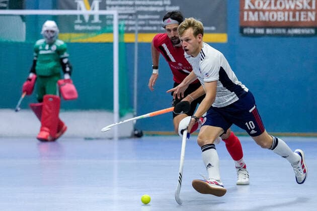 v.li.: Philip Schlageter (TSVMH, 10), Linus Müller (MHC, 10), Aktion, Action, Spielszene, 18.12.2022, Mannheim (Deutschland), Hallenhockey, 1. Bundesliga Süd, Herren, TSV Mannheim - Mannheimer HC