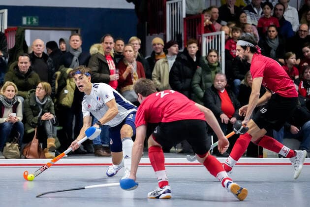 v.li.: Raphael Hartkopf (MHC, 6), Marius Haber (TSVMH, 27), Philip Schlageter (TSVMH, 10), Zweikampf, Spielszene, Duell, duel, tackle, tackling, Dynamik, Action, Aktion, 18.12.2022, Mannheim (Deutschland), Hallenhockey, 1. Bundesliga Süd, Herren, TSV Mannheim - Mannheimer HC