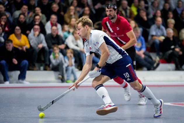 v.li.: Linus Müller (MHC, 10), Philip Schlageter (TSVMH, 10), Aktion, Action, Spielszene, 18.12.2022, Mannheim (Deutschland), Hallenhockey, 1. Bundesliga Süd, Herren, TSV Mannheim - Mannheimer HC