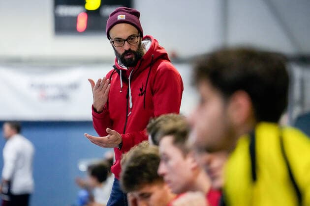 Hector Martinez Ruiz (Trainer, TSVMH), gibt Anweisungen, gestikuliert, mit den Armen gestikulieren, Einzelbild, Einzelfoto, Aktion, Action, 18.12.2022, Mannheim (Deutschland), Hallenhockey, 1. Bundesliga Süd, Herren, TSV Mannheim - Mannheimer HC