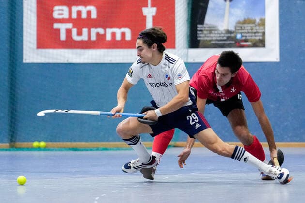 v.li.: Nico Reichert (MHC, 29), Lukas Pfaff (TSVMH, 12), Zweikampf, Spielszene, Duell, duel, tackle, tackling, Dynamik, Action, Aktion, 18.12.2022, Mannheim (Deutschland), Hallenhockey, 1. Bundesliga Süd, Herren, TSV Mannheim - Mannheimer HC