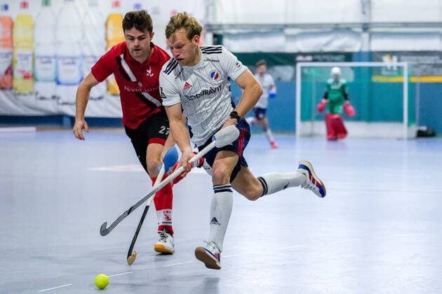 v.li.: Marius Haber (TSVMH, 27), Linus Müller (MHC, 10), Zweikampf, Spielszene, Duell, duel, tackle, tackling, Dynamik, Action, Aktion, 18.12.2022, Mannheim (Deutschland), Hallenhockey, 1. Bundesliga Süd, Herren, TSV Mannheim - Mannheimer HC