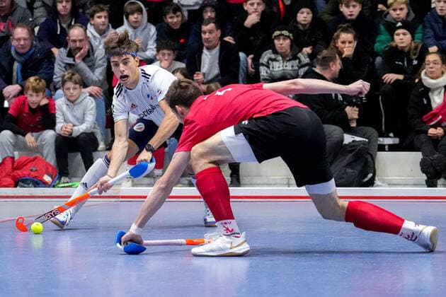 v.li.: Raphael Hartkopf (MHC, 6), Dario Benke (TSVMH, 4), Zweikampf, Spielszene, Duell, duel, tackle, tackling, Dynamik, Action, Aktion, 18.12.2022, Mannheim (Deutschland), Hallenhockey, 1. Bundesliga Süd, Herren, TSV Mannheim - Mannheimer HC
