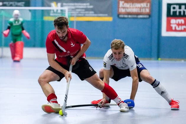 v.li.: Nicolas Proske (TSVMH, 9), Mario Schachner (MHC, 18), Zweikampf, Spielszene, Duell, duel, tackle, tackling, Dynamik, Action, Aktion, 18.12.2022, Mannheim (Deutschland), Hallenhockey, 1. Bundesliga Süd, Herren, TSV Mannheim - Mannheimer HC