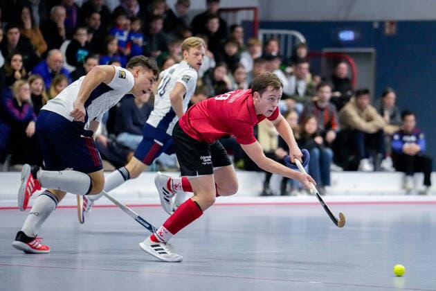 v.li.: Jossip Anzeneder (MHC, 11), Linus Müller (MHC, 10), Luca Großmann (Grossmann, TSVMH, 19), Zweikampf, Spielszene, Duell, duel, tackle, tackling, Dynamik, Action, Aktion, 18.12.2022, Mannheim (Deutschland), Hallenhockey, 1. Bundesliga Süd, Herren, TSV Mannheim - Mannheimer HC