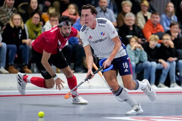 v.li.: Philip Schlageter (TSVMH, 10), Peer Hinrichs (MHC, 16), Aktion, Action, Spielszene, 18.12.2022, Mannheim (Deutschland), Hallenhockey, 1. Bundesliga Süd, Herren, TSV Mannheim - Mannheimer HC