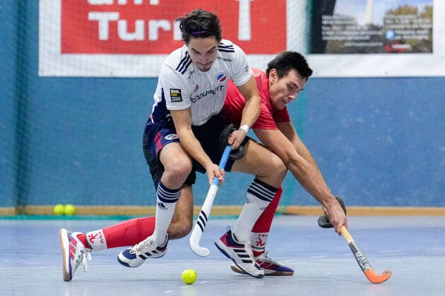 v.li.: Nico Reichert (MHC, 29), Lukas Pfaff (TSVMH, 12), Zweikampf, Spielszene, Duell, duel, tackle, tackling, Dynamik, Action, Aktion, 18.12.2022, Mannheim (Deutschland), Hallenhockey, 1. Bundesliga Süd, Herren, TSV Mannheim - Mannheimer HC