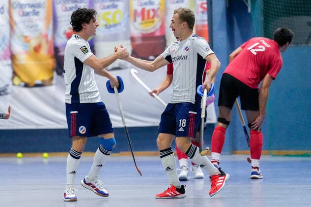 v.li.: Torschütze Erik Kleinlein (MHC, 12), Mario Schachner (MHC, 18), Spieler vom Mannheimer HC (MHC), jubeln über das Tor zum 1:2, Jubel, Torjubel, Torerfolg, celebrate the goal, goal, celebration, Jubel ueber das Tor, optimistisch, Spielszene, Highlight, Action, Aktion, 18.12.2022, Mannheim (Deutschland), Hallenhockey, 1. Bundesliga Süd, Herren, TSV Mannheim - Mannheimer HC