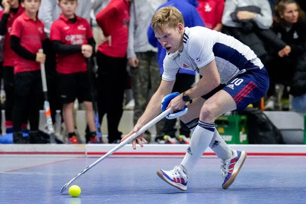 Linus Müller (MHC, 10), am Ball, Freisteller, Ganzkörper, Einzelbild, Einzelfoto, Aktion, Action, 18.12.2022, Mannheim (Deutschland), Hallenhockey, 1. Bundesliga Süd, Herren, TSV Mannheim - Mannheimer HC