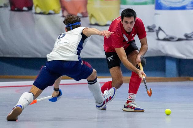 v.li.: Raphael Hartkopf (MHC, 6), Lukas Pfaff (TSVMH, 12), Zweikampf, Spielszene, Duell, duel, tackle, tackling, Dynamik, Action, Aktion, 18.12.2022, Mannheim (Deutschland), Hallenhockey, 1. Bundesliga Süd, Herren, TSV Mannheim - Mannheimer HC
