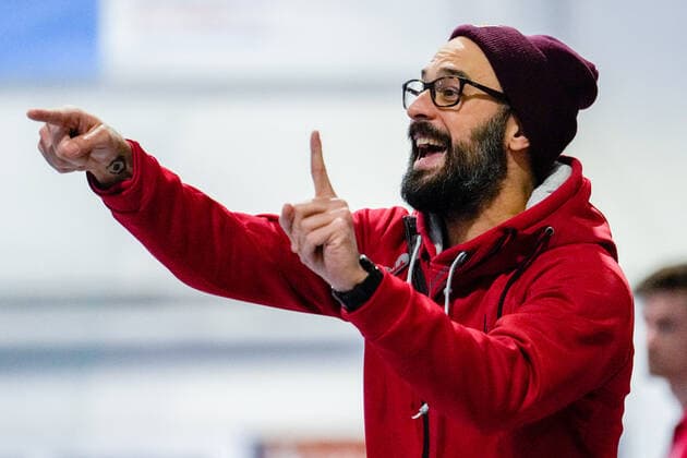 Hector Martinez Ruiz (Trainer, TSVMH), gibt Anweisungen, gestikuliert, mit den Armen gestikulieren, Einzelbild, Einzelfoto, Aktion, Action, 18.12.2022, Mannheim (Deutschland), Hallenhockey, 1. Bundesliga Süd, Herren, TSV Mannheim - Mannheimer HC