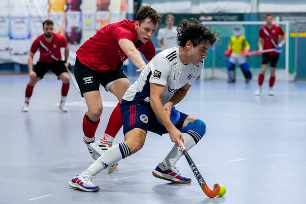 v.li.: Luca Großmann (Grossmann, TSVMH, 19), Erik Kleinlein (MHC, 12), Zweikampf, Spielszene, Duell, duel, tackle, tackling, Dynamik, Action, Aktion, 18.12.2022, Mannheim (Deutschland), Hallenhockey, 1. Bundesliga Süd, Herren, TSV Mannheim - Mannheimer HC