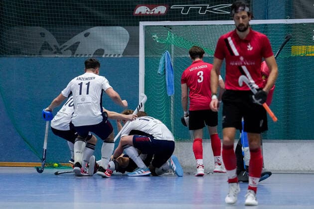 Spieler vom Mannheimer HC (MHC), Jubel nach dem Schlusspfiff, Sieg, Sieger, Gewinner, jubelt, jubeln, Freude, optimistisch, Highlight, Action, Aktion, Derbysieg, Derbysieger, 18.12.2022, Mannheim (Deutschland), Hallenhockey, 1. Bundesliga Süd, Herren, TSV Mannheim - Mannheimer HC