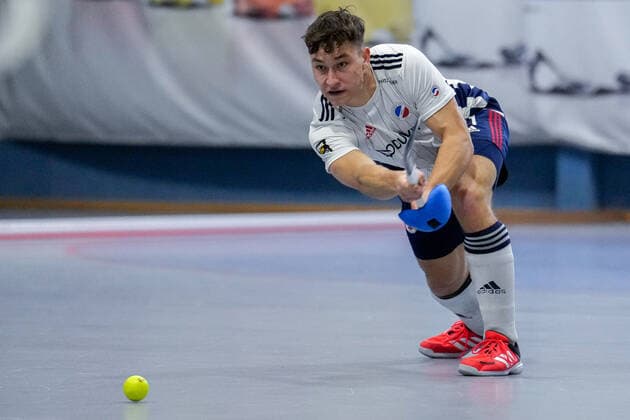Jossip Anzeneder (MHC, 11), am Ball, Freisteller, Ganzkörper, Einzelbild, Einzelfoto, Aktion, Action, 18.12.2022, Mannheim (Deutschland), Hallenhockey, 1. Bundesliga Süd, Herren, TSV Mannheim - Mannheimer HC