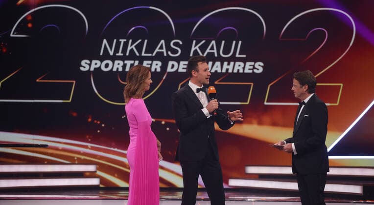 Baden-Baden , Sportler des Jahres 2022 , Sperrfirst 22.30 Uhr , Sportler des Jahres Niklas Kaul , von links: Kathrin Müller Hohenstein Niklas Kaul Rudi Cerne