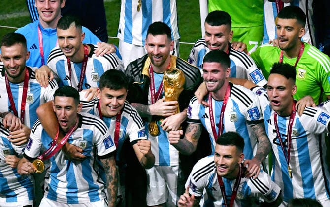 Fussball Weltmeisterschaft, Herren, Qatar 2022, Finale, Lusail Iconic Stadium, Argentinien - Frankreich 4:2 n.E.; Lionel Messi (ARG) mit Pokal in Mitten seiner Mitspieler. Jubel, Freude, Aktion. FIFA REGULATIONS PROHIBIT ANY USE OF PHOTOGRAPHS AS IMAGE SEQUENCES AND OR QUASI-VIDEO