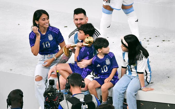 Fussball Weltmeisterschaft, Herren, Qatar 2022, Finale, Lusail Iconic Stadium, Argentinien - Frankreich 4:2 n.E.; Lionel Messi (ARG) mit seiner Frau Antonella Roccuzzo und seinen Kindern nach der Siegerehrung. FIFA REGULATIONS PROHIBIT ANY USE OF PHOTOGRAPHS AS IMAGE SEQUENCES AND OR QUASI-VIDEO