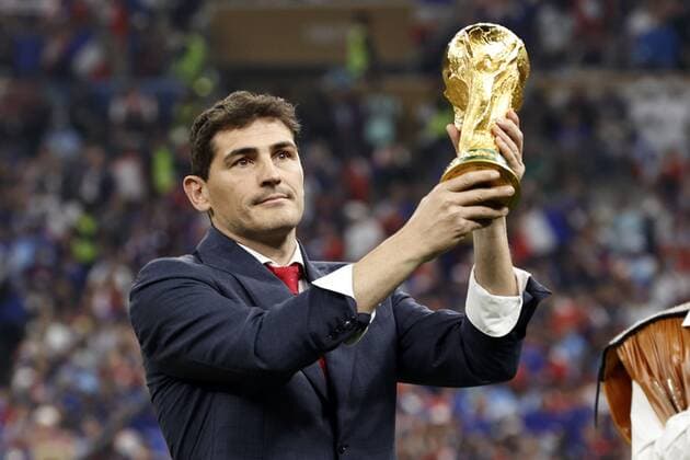 AL DAAYEN - Iker Casillas presents the FIFA World Cup, WM, Weltmeisterschaft, Fussball Trophy during the FIFA World Cup Qatar 2022 final match between Argentina and France at the Lusail Stadium on December 18, 2022 in Al Daayen, Qatar. AP Dutch Height MAURICE OF STONE FIFA World Cup Qatar 2022 2022 xVIxANPxSportx xMauricexvanxSteenxWKxIVx