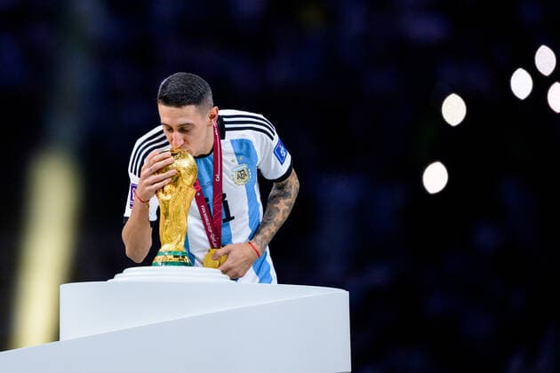 221218 Angel de Maria of Argentina kisses the FIFA World Cup, WM, Weltmeisterschaft, Fussball trophy after the FIFA World Cup 2022 final between Argentina and France on December 18, 2022 in Doha. Photo: Joel Marklund BILDBYRAN kod JM JM0415 bbeng fotboll football soccer fotball vm fotbolls-vm fotball-vm fotbolls-vm 2022 fifa world cup 2022 final argentina frankrike france champions world champions FIFA World Cup Champions Gold medalist jubel celebration Copyright: JOELxMARKLUND BB221218JM287