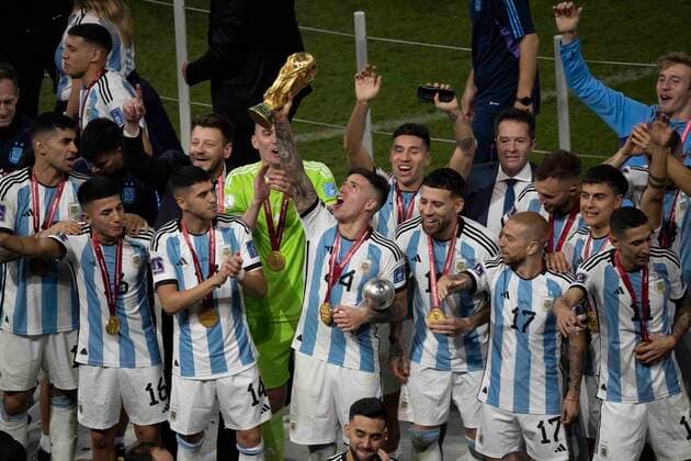 LUSAIL CITY, QATAR - DECEMBER 18: Enzo Fernandez of Argentina lifts the FIFA World Cup, WM, Weltmeisterschaft, Fussball Trophy after the FIFA World Cup Qatar 2022 Final match between Argentina and France at Lusail Stadium on December 18, 2022 in Lusail City, Qatar. (Photo by Sebastian Frej) WCS  Copyright: xSebastianxFrej